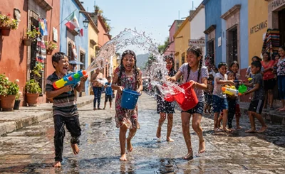 メキシコの聖土曜日の伝統行事の水かけ