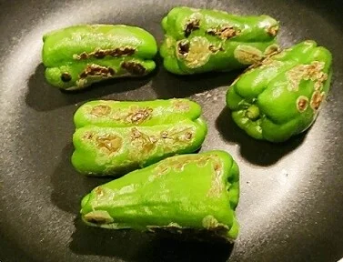 ピーマンを焦げ目がつくまで加熱