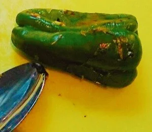 ピーマン表面の焦げと薄い膜を取り除く
