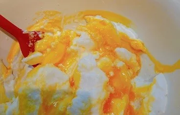 泡立てた卵白に卵黄を混ぜる