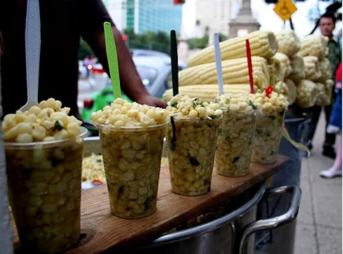 トウモロコシを使ったメキシコのポピュラーな軽食「エスキーテス」