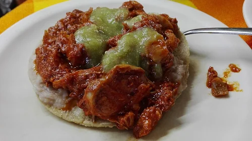 チャンファイナ(細切れ肉の煮込み)のトスターダ