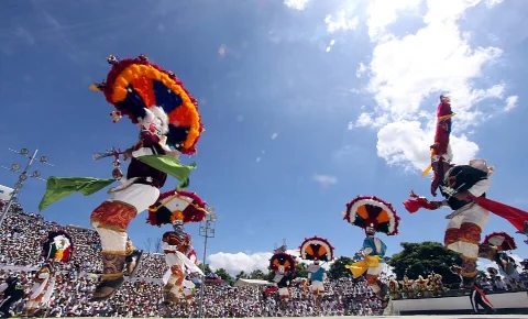 ゲラゲッツァの祭りの伝統舞踊「ダンサ・デ・ラ・プルマ」