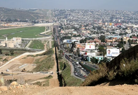 ティフアナ、アメリカとメキシコの国境（右がメキシコ）