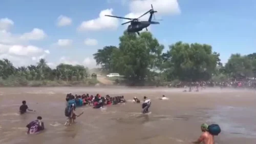メキシコとグアテマラの国境を渡る移民たち