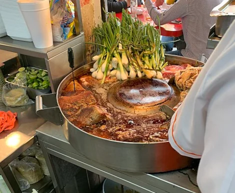 牛の内臓など様々な部位を煮込んだスアデロ