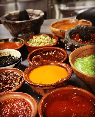 メキシコ料理にかけるサルサ