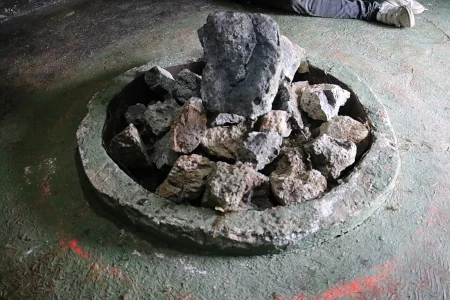 石を熱して水をかけ、蒸気を出す